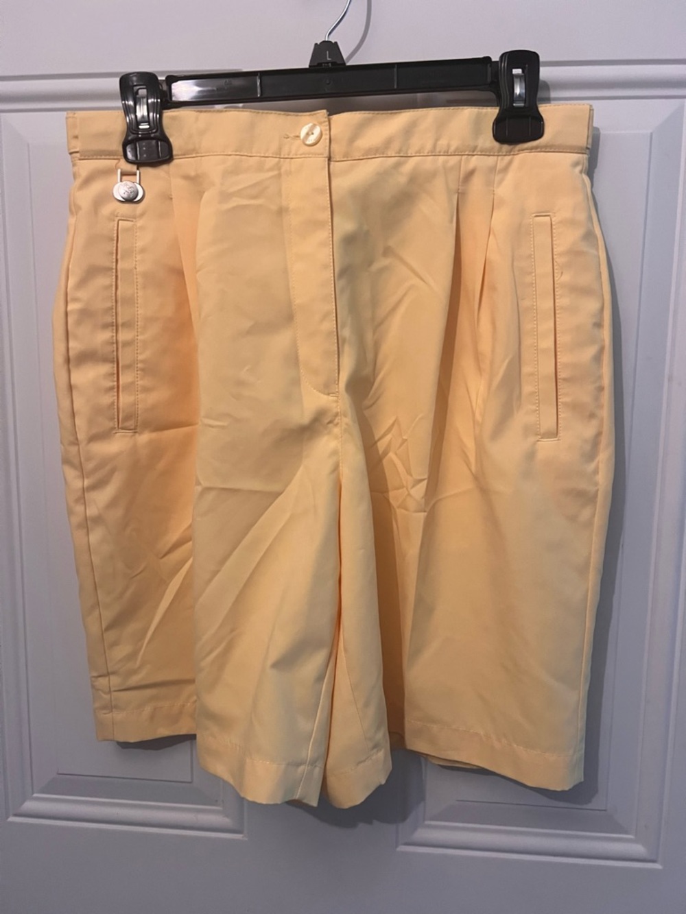 IZGOLF Shorts Women's 8 Butter Yellow Pleated Liz Claiborne Sport High Waist
